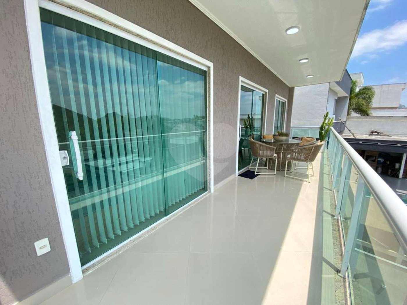 Casa à venda com 5 quartos, sendo 4 suítes, no condomínio Mansões da Prata, Rio de Janeiro - RJ