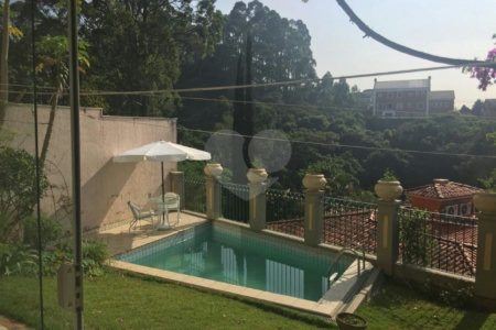 Casa à venda com 5 quartos, sendo 4 suítes, no condomínio Jardim Vitória Régia, São Paulo - SP