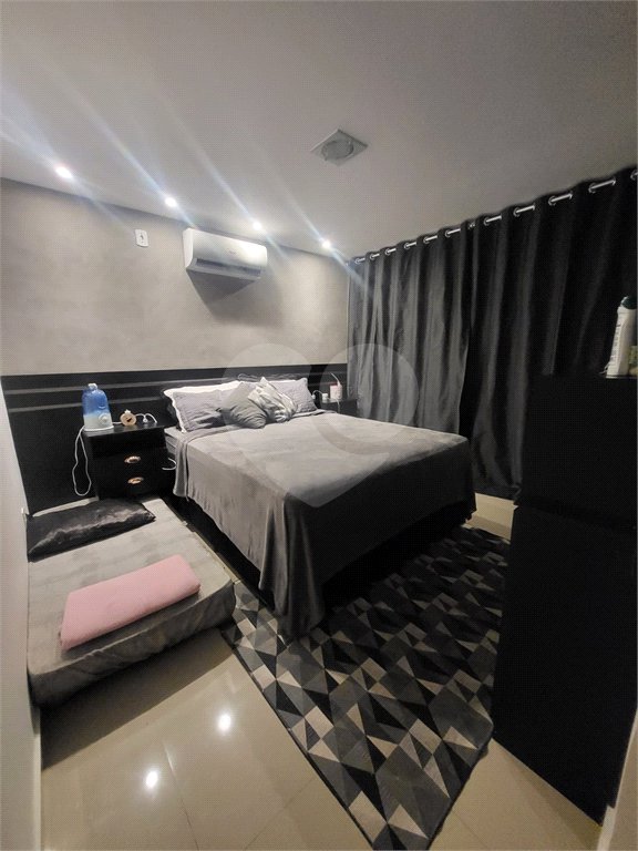 Casa à venda com 4 quartos, sendo 3 suítes, no condomínio Residencial Nelson Pinto, Rio de Janeiro - RJ