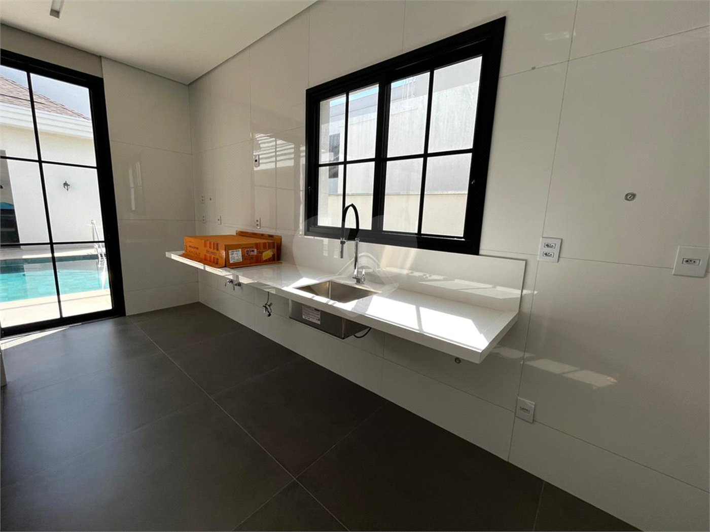 Casa à venda com 4 quartos, sendo 2 suítes,  no condomínio Florais Itália, Cuiabá - MT