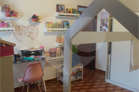 Sobrado à venda com 6 quartos, sendo 1 suíte, em Vila Acoreana, Poá, SP