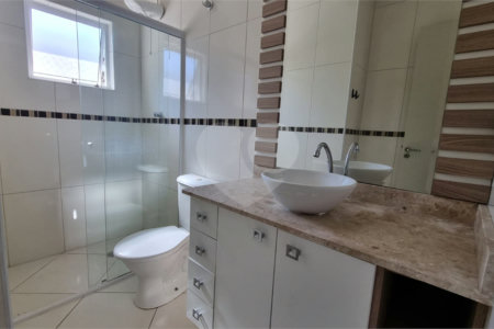 Casa à venda com 3 quartos, sendo 1 suíte, no condomínio Rafaela I, São Paulo - SP