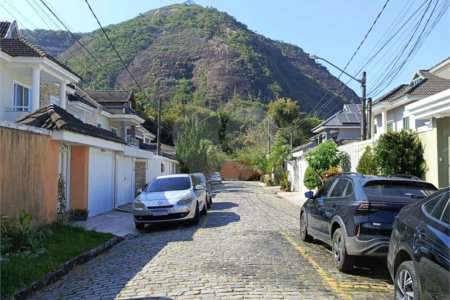 Casa à venda com 4 quartos, sendo 3 suítes, no condomínio Jardins de Florença, Rio de Janeiro - RJ