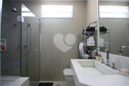 Casa à venda com 4 quartos, sendo 2 suítes, no condomínio Melbourne Residence, São Paulo - SP