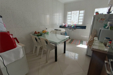 Sobrado à venda com 4 quartos em Jardim Esther, São Roque, SP