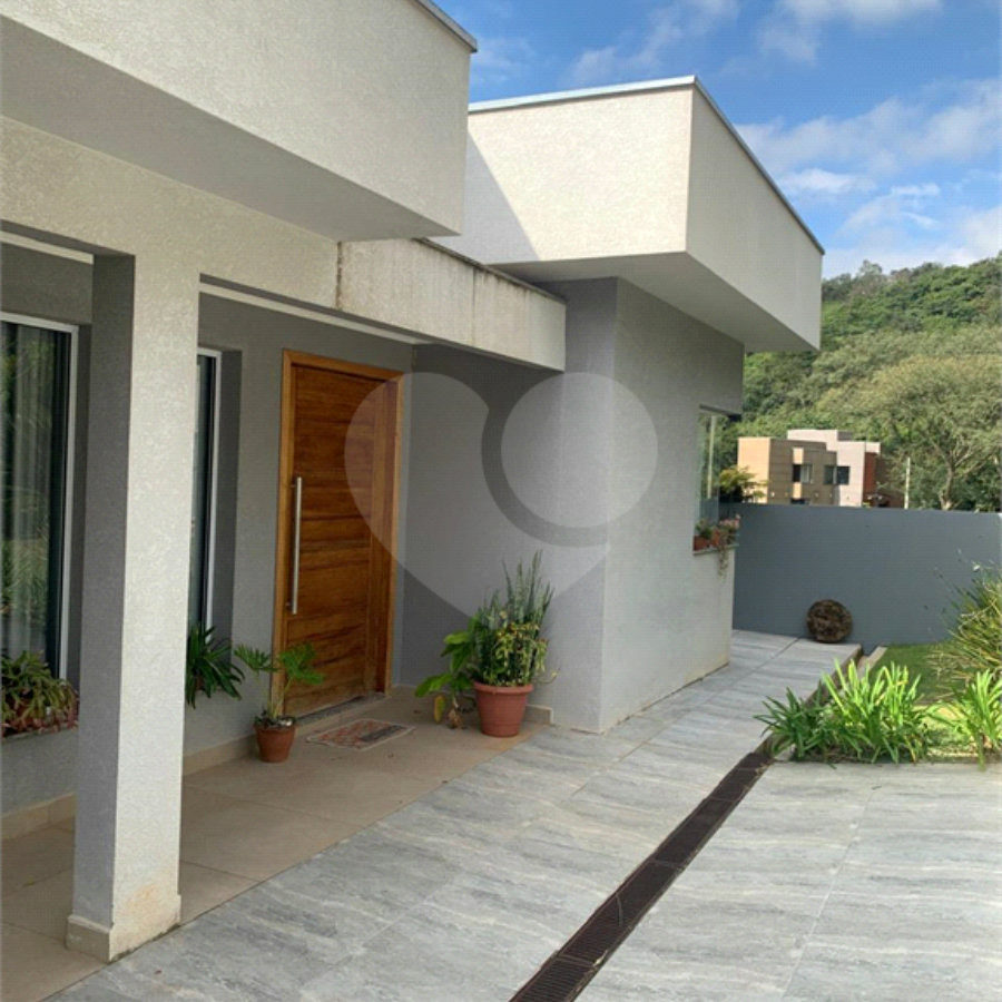 Casa à venda com 3 quartos, sendo 1 suíte, no condomínio Residencial Ponderosa, São Roque - SP