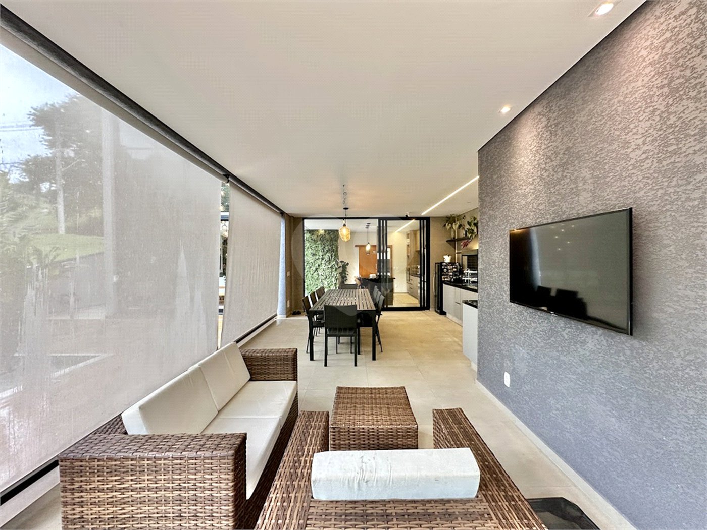 Casa à venda com 3 suítes no condomínio Reserva Santa Maria, Jandira - SP