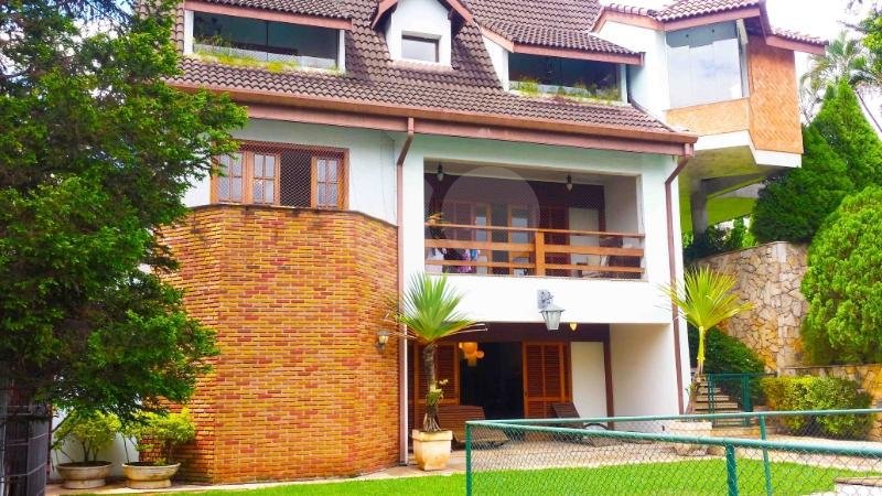 Sobrado à venda com 4 quartos, sendo 2 suítes, em Alto da Boa Vista, São Paulo, SP
