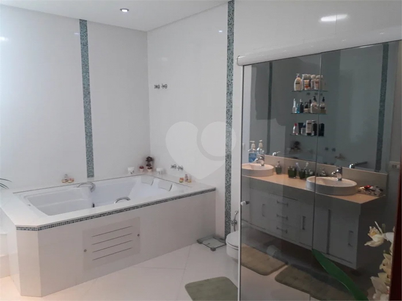 Sobrado à venda com 6 quartos, sendo 5 suítes, em Tremembé, São Paulo, SP