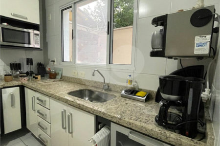 Casa à venda com 3 quartos, sendo 1 suíte, no condomínio Residencial Villagio Vitória, Guarulhos - SP