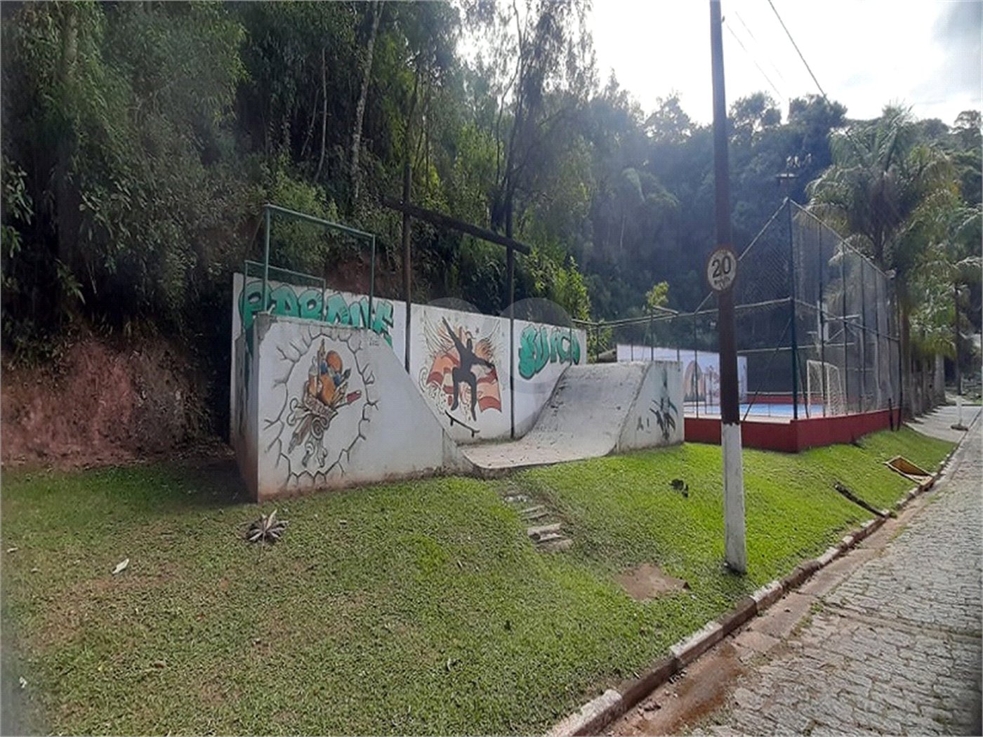 Casa à venda com 4 quartos, sendo 1 suíte, no condomínio Parque Suiça, Caieiras - SP