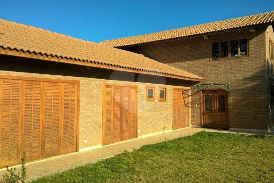 Casa à venda ou para alugar com 3 suítes no condomínio Vilarejo Estoril, Mairiporã - SP