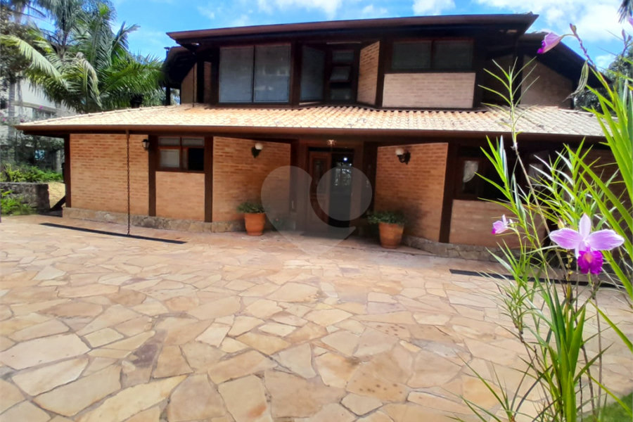 Casa à venda com 4 quartos, sendo 2 suítes, no condomínio Cantareira, Mairiporã - SP