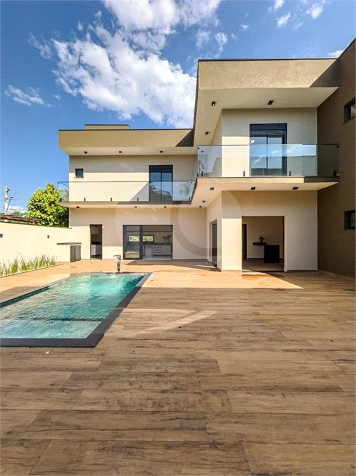 Indaiatuba - Condomínio Milano - Sobrado - 350 m² de terreno - 240 m² de área construída - 4 vagas de garagem, sendo 2 cobertas - Salas de estar e jantar integradas - 3 suítes com closet e varanda no pavimento superior - Escritório no térreo - Espaço gourmet com churrasqueira - Banheiro externo