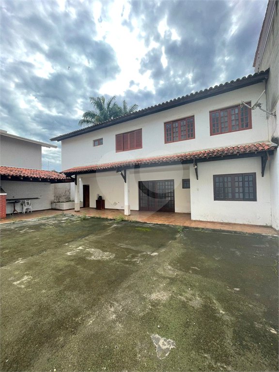 Sobrado à venda com 5 quartos, sendo 2 suítes,  em Vila Oliveira, Mogi das Cruzes, SP