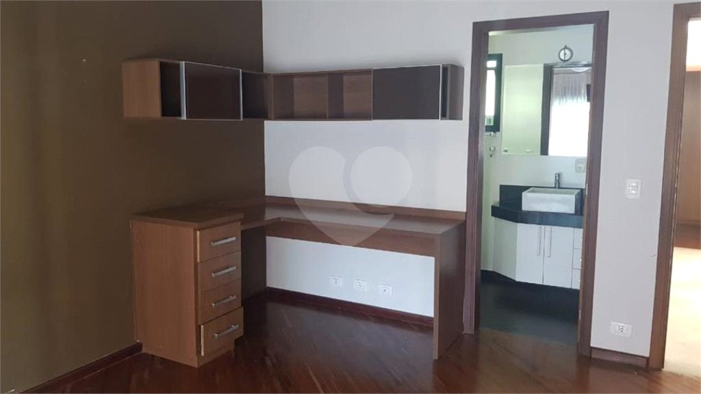 Sobrado à venda com 4 suítes em Horto, São Paulo, SP