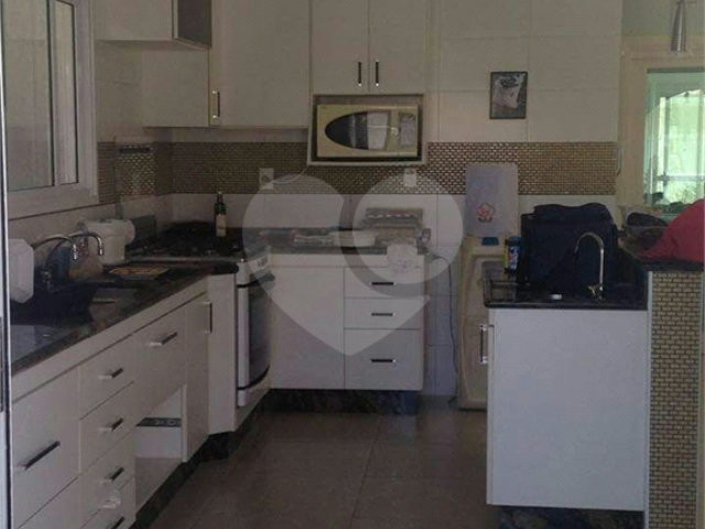 Casa à venda com 4 suítes em Solemar, Praia Grande, SP