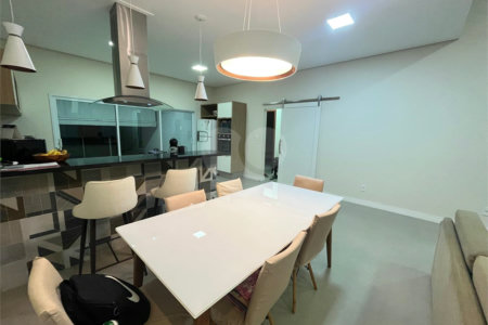 Casa à venda com 3 quartos, sendo 1 suíte, no condomínio Residencial Golden Ville, Itapetininga - SP