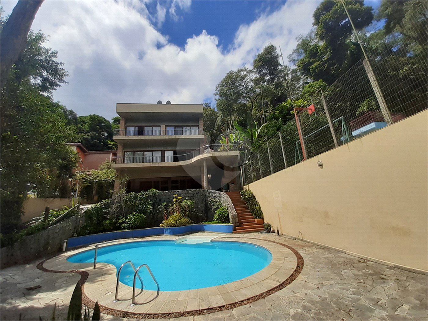 Casa à venda com 4 quartos, sendo 2 suítes, no condomínio Champs Elysees Village, Mairiporã - SP