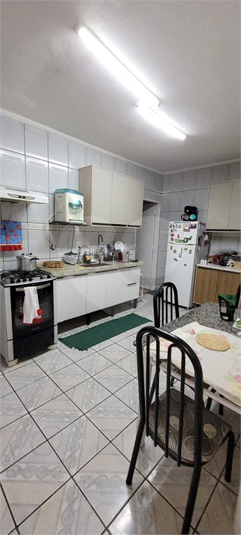 Imóvel Completo com Churrasqueira, 2 Banheiros e Portão Eletrônico