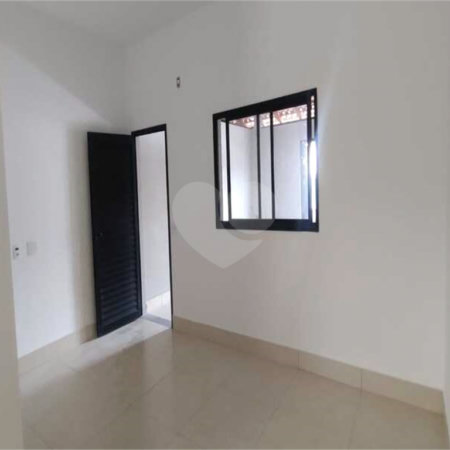 Casa nova térrea no Jd dos Sabias. São 100m² AT e 63m² AC