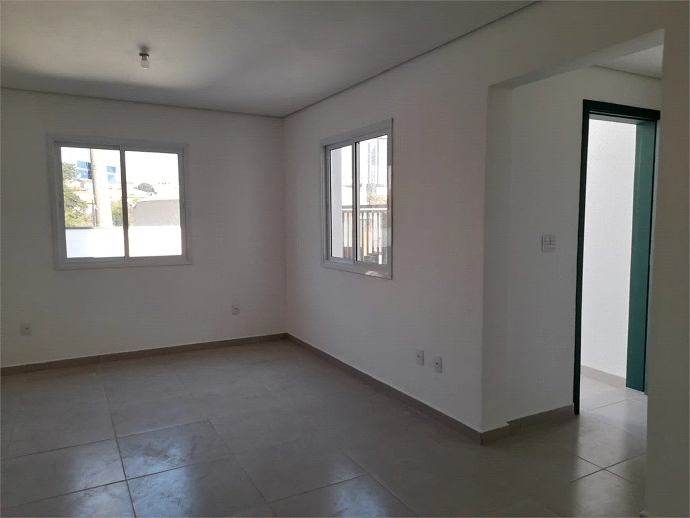 Sobrado novo com duas suites , duas vagas .