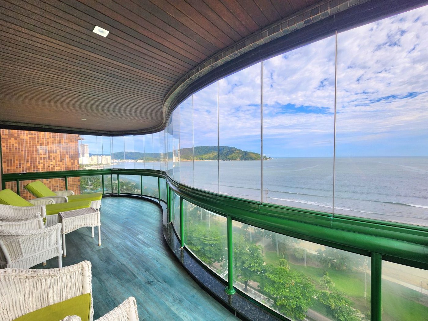 Apartamento Alto Padrão Frente Mar com 4 Dormitórios, 3 Suítes e 3 Vagas na Orla de Santos