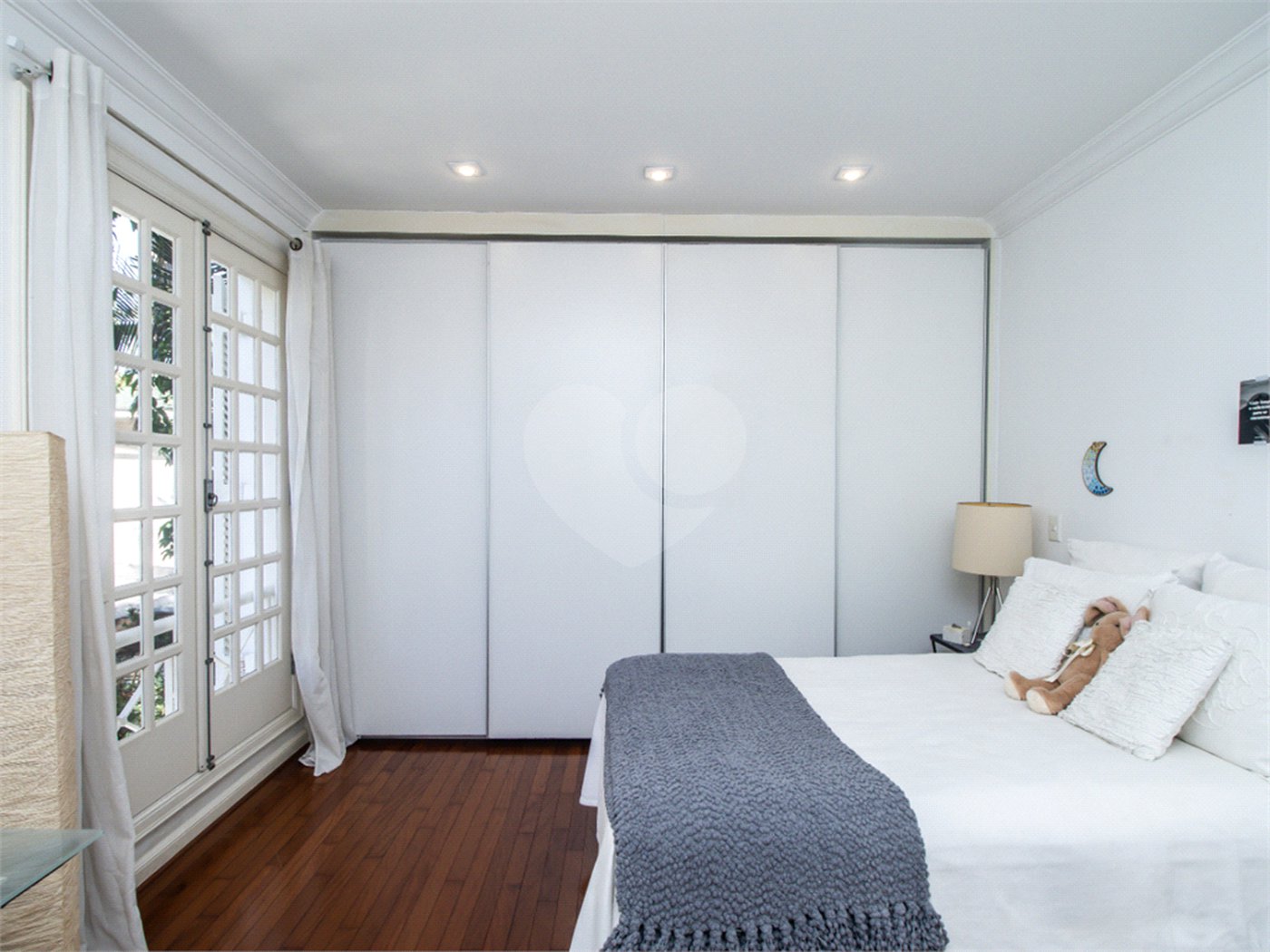 Casa à venda com 5 quartos, sendo 4 suítes, no condomínio Bounganville, São Paulo - SP