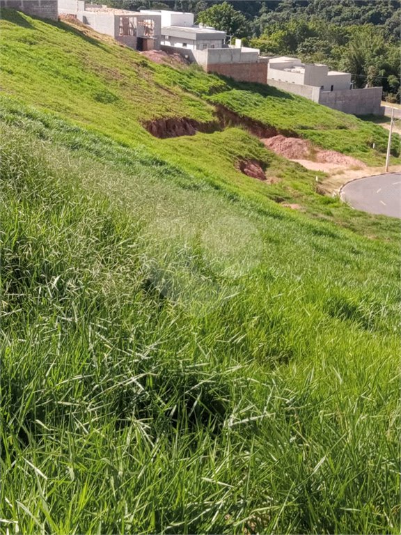 Terreno em condomínio fechado com 1.086 metros, pronto para construir, ampla área de lazer, aceita financiamento