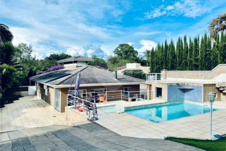 Casa à venda com 3 quartos, sendo 1 suíte, no condomínio Shambala I, Atibaia - SP
