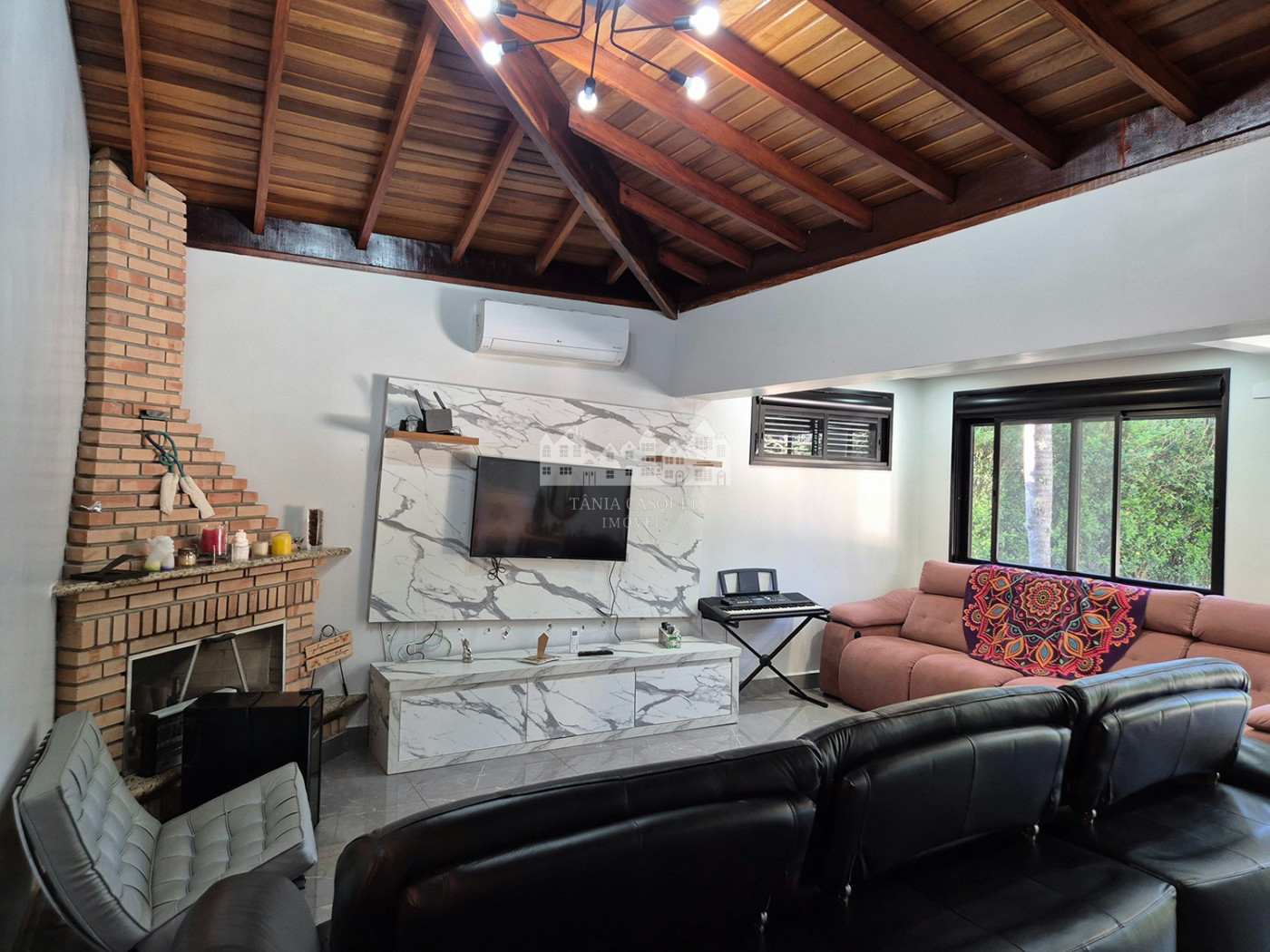 Casa Pé na Água em Atibaia com Acesso à Represa e Mais de 3.000 m² de Natureza