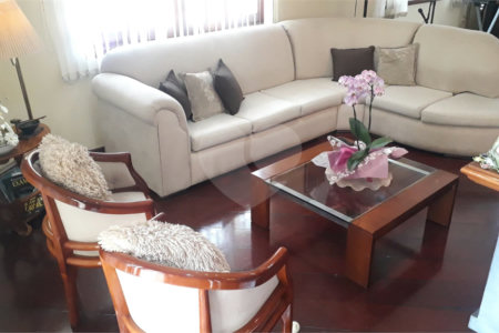 Casa à venda com 5 quartos, sendo 3 suítes,  em Vila Oliveira, Mogi das Cruzes, SP