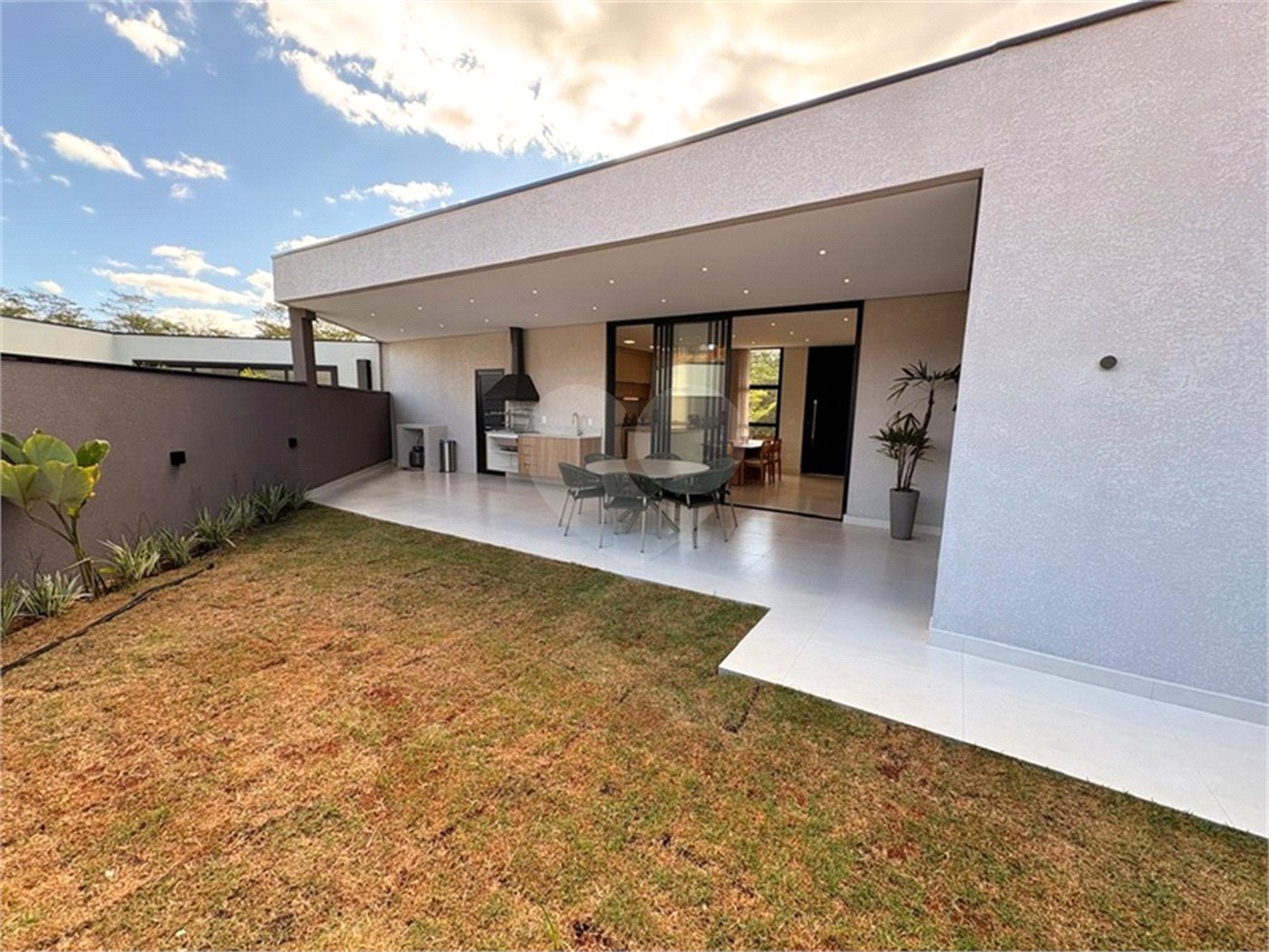 Casa à venda com 3 suítes no condomínio Helena Maria, Sorocaba - SP