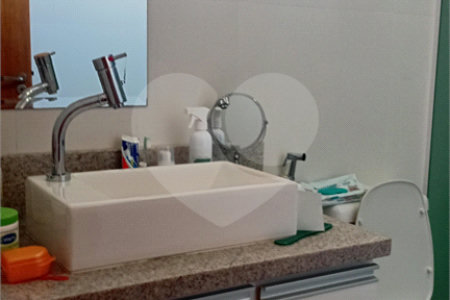 Sobrado à venda com 4 quartos, sendo 2 suítes,  em Vila Gilda, Santo André, SP