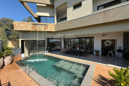 Casa à venda com 5 quartos, sendo 4 suítes,  em Village do Lago, Três Lagoas, MS