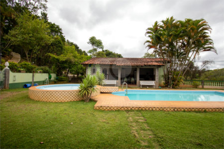 Casa à venda ou para alugar com 5 quartos, sendo 2 suítes, no condomínio Restinga Verde, São Roque - SP