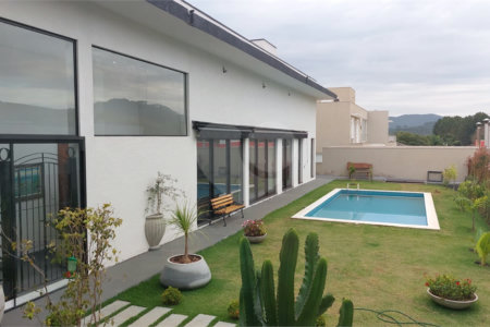 Casa à venda ou para alugar com 4 quartos, sendo 3 suítes, no condomínio Figueira Garden, Atibaia - SP