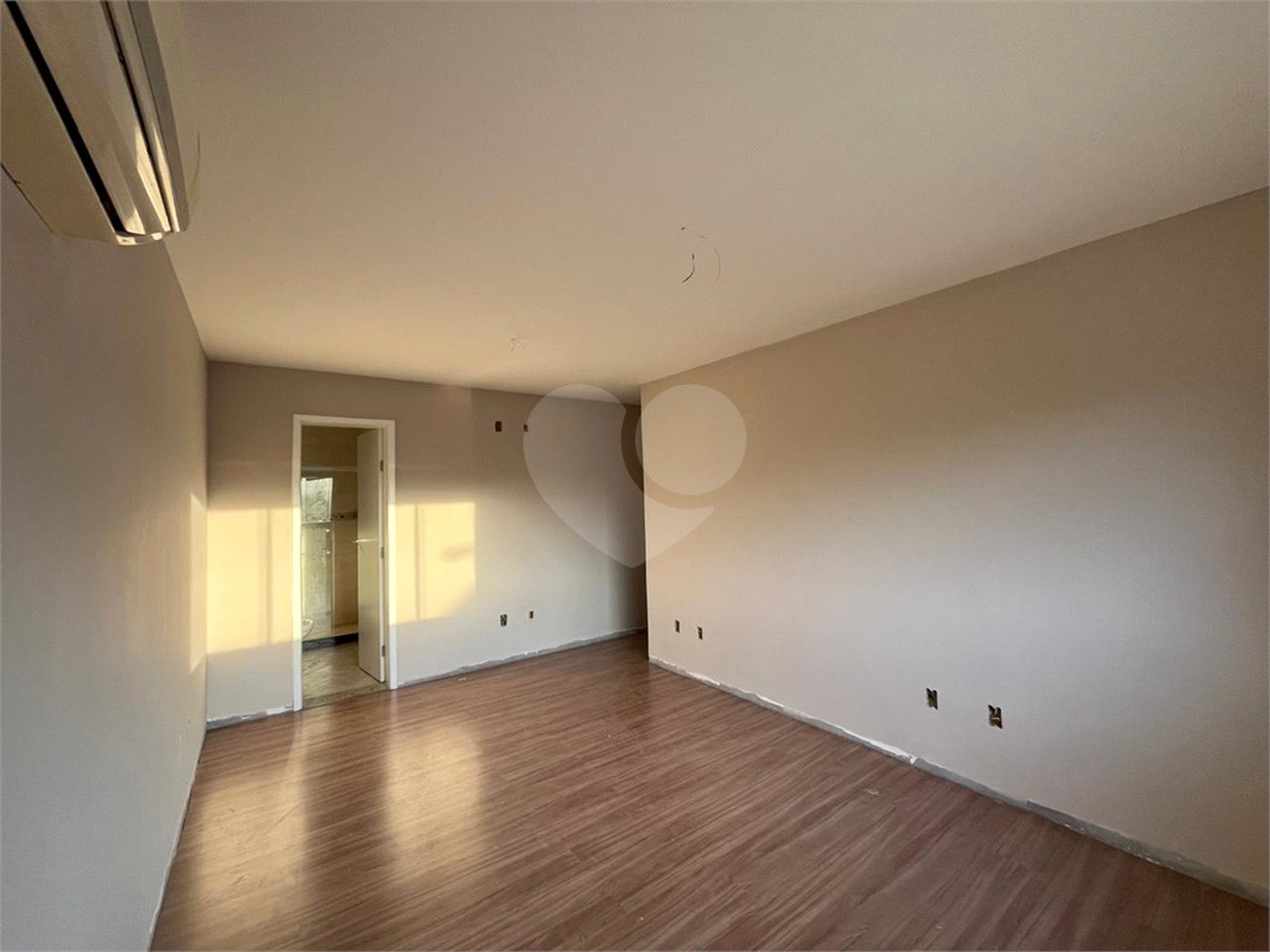 Casa à venda com 4 quartos, sendo 2 suítes, no condomínio Pedra Mar, Rio de Janeiro - RJ