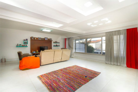 Casa Sobrado à venda com 342 m², 3 dormitórios, sendo 2 suítes, 4 vagas na Vila Mariana - São Paulo.