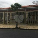 Casa térrea com 3 dormitórios, sendo 2 suítes.