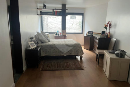 Casa à venda com 4 quartos, sendo 3 suítes, no condomínio Vitoria Regia, São Paulo - SP