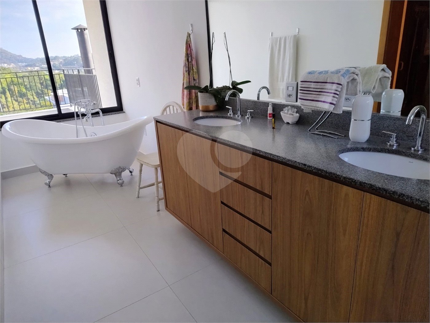 Casa à venda ou para alugar com 4 suítes no condomínio Itaporã, Atibaia - SP