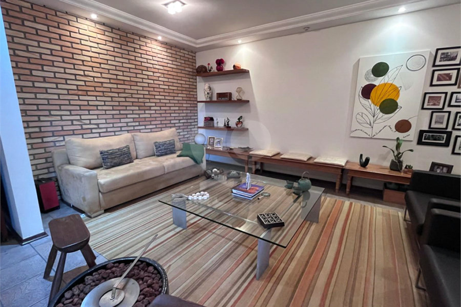 Casa à venda com 4 quartos, sendo 2 suítes, no condomínio Jornalista Américo Ariza, São Paulo - SP