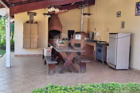 Chácara à venda com 4 quartos, sendo 1 suíte,  em Vila Dom Pedro, Atibaia, SP