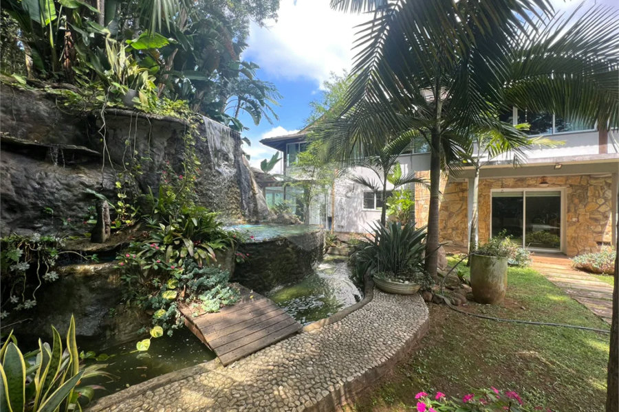 Casa à venda com 6 quartos, sendo 5 suítes, no condomínio Alpes da Cantareira, Mairiporã - SP