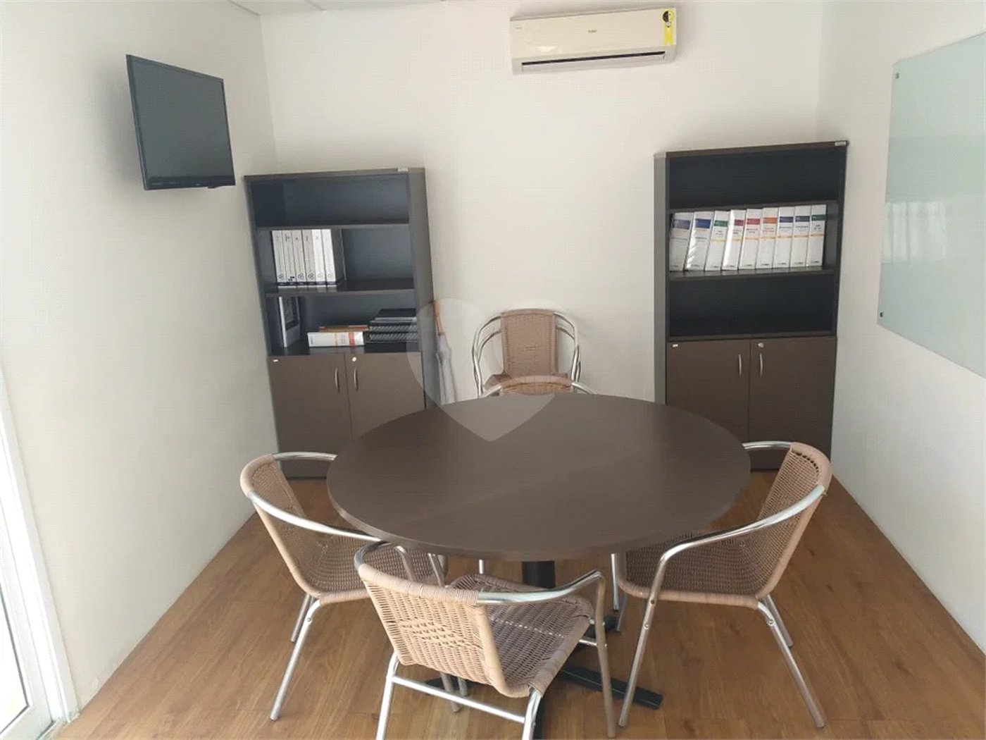Conjunto comercial duplex à venda na Aclimação. Andar inteiro, puro charme!