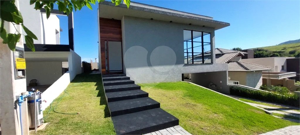 Casa à venda com 4 suítes no condomínio Figueira Garden, Atibaia - SP