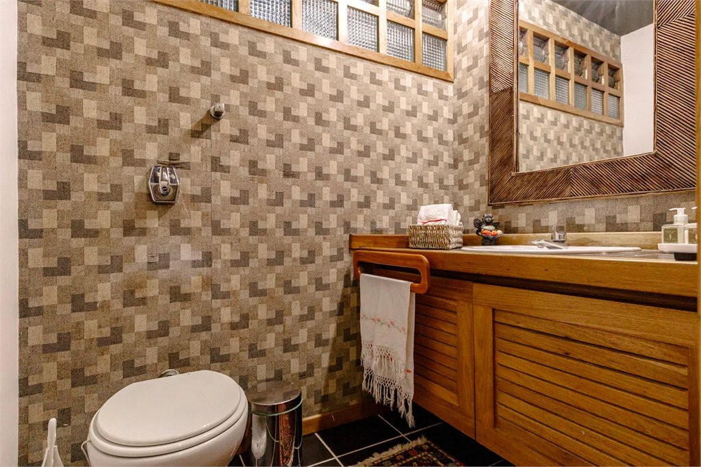 Casa à venda com 4 quartos, sendo 2 suítes, em Jardim Everest, São Paulo, SP