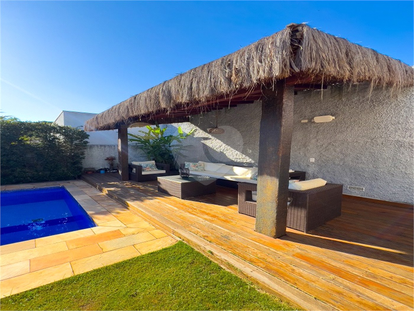 Casa à venda ou para alugar com 3 suítes no condomínio Figueira Garden, Atibaia - SP