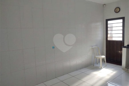 Casa térrea com 2 dormitórios, sendo 1 suíte.